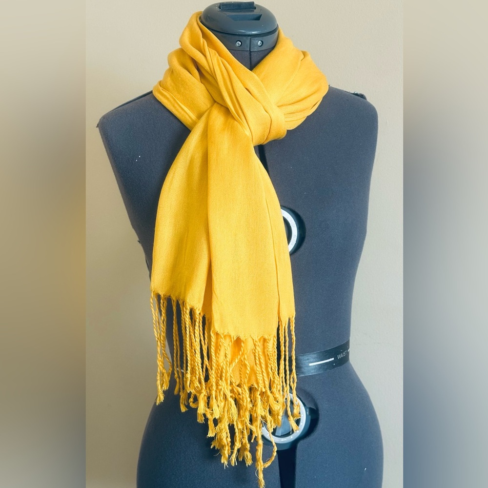 โฅ๏ธNWOT 100% Rayon Elegant Mustard Yellow Scarf